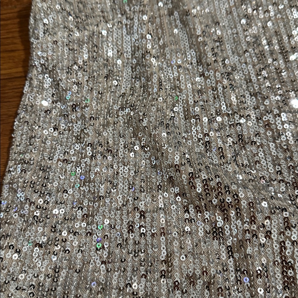 GENERATION Y Sparkling Silver Sequin Top - Picture 2 of 4